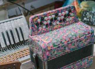 Craftsman in Shanghai Struggles to Keep Accordion Craft Alive news-24082024-123759