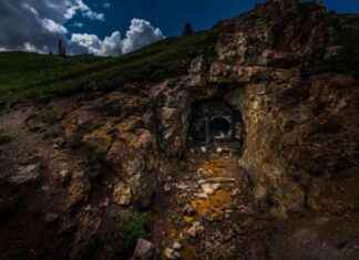 Tragedy Strikes as 1 Dies and 23 Rescued in Gold Mine Tour: Nightmare in the Depths news-14102024-022657